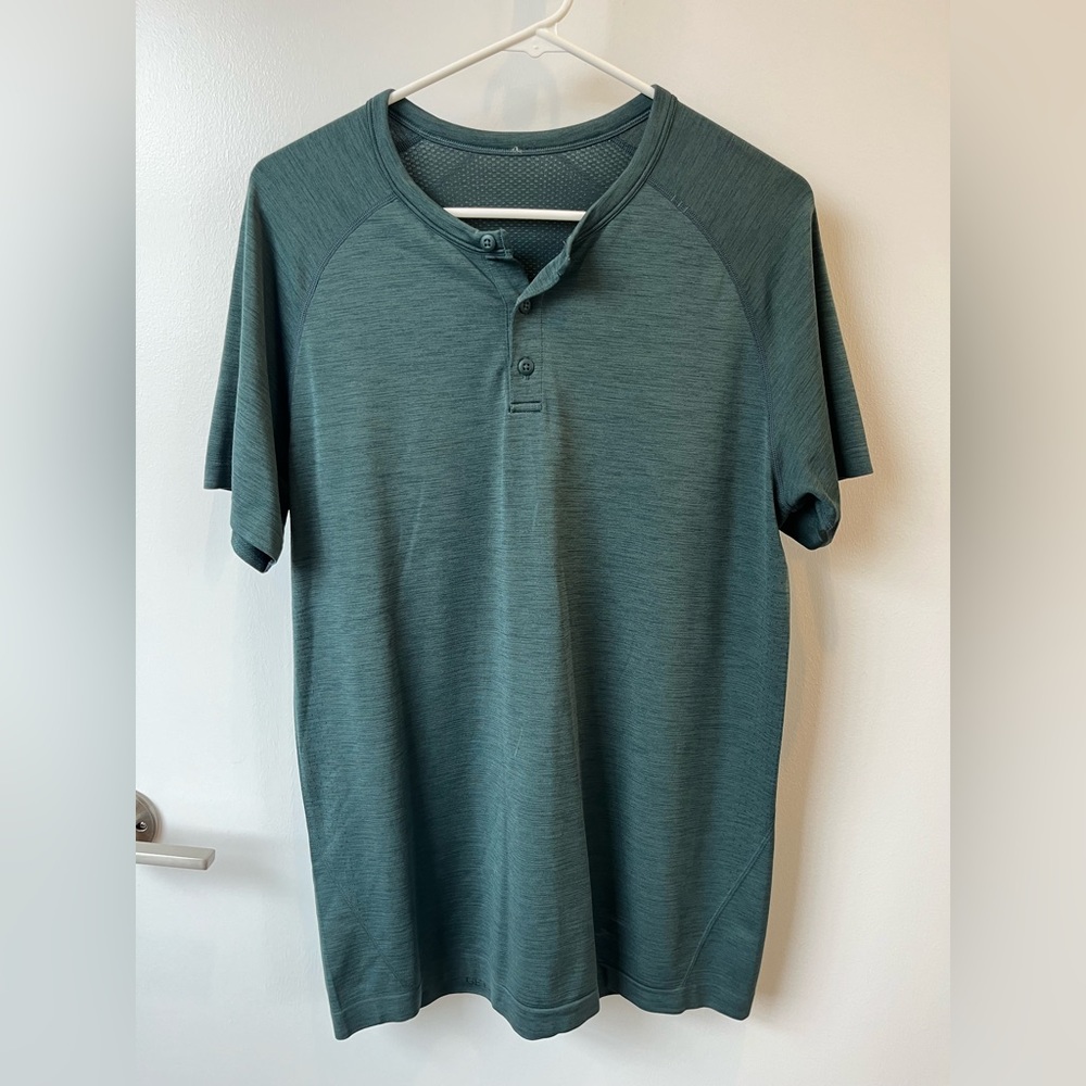 Men’s Medium Lululemon Metal-vent Button T-Shirt